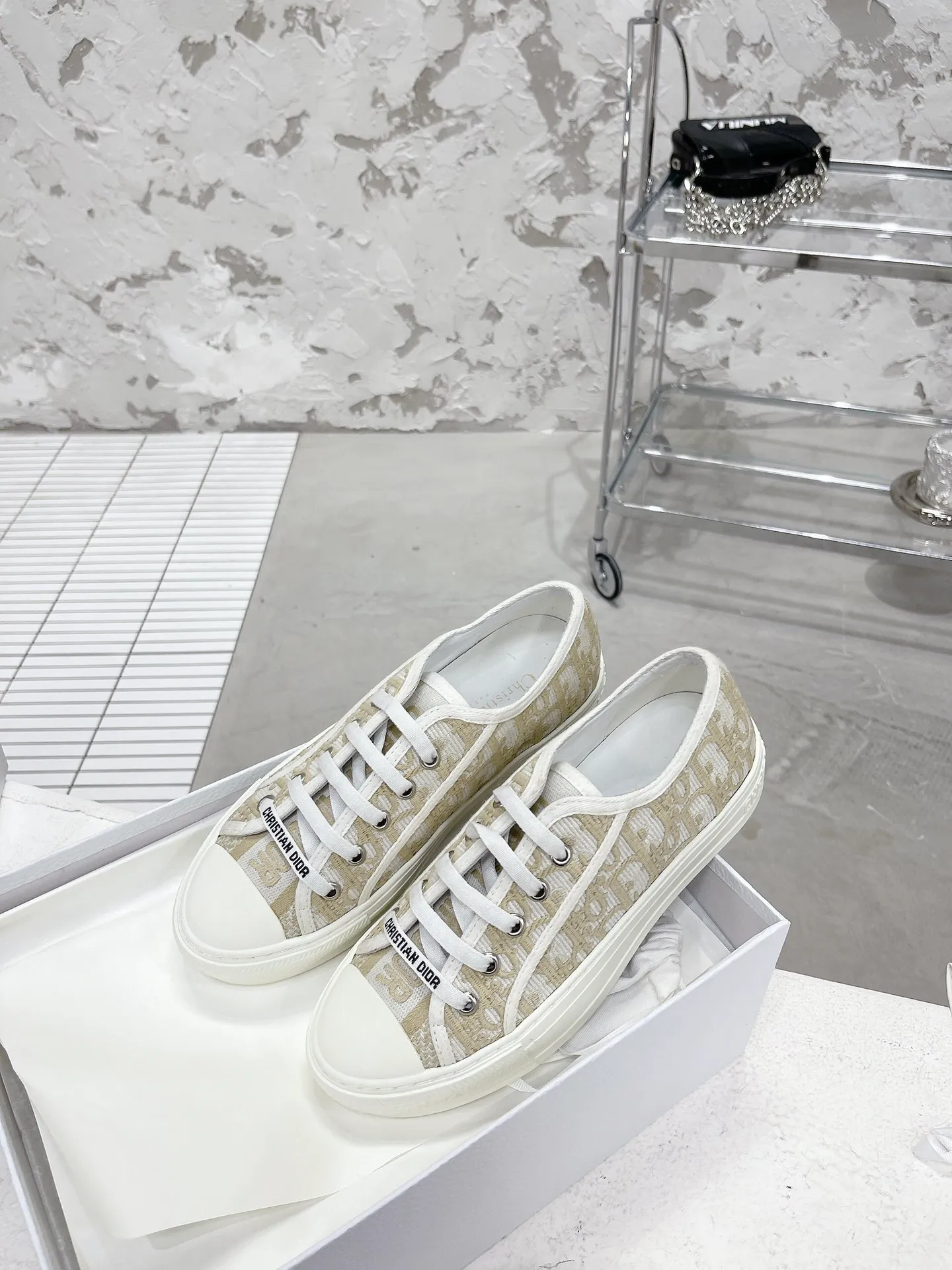 👟👟Ex-factory price 480👟👟 Women's Shoes Women's Clothing WALK N DIOR Embroidered Canvas Shoes Flat Casual Shoes Valentine's Day Limited Edition Sneaker Series Cotton Silk Double-sided Three-dimensional Embroidery, Authentic Stores Rush to Buy and Release Hot Style, Ins Star Internet Celebrity Concave Style Show.  All materials of this shoe are original molds, right down to the hardware, laces, outsole, 👟👟 ex-factory price U mid-pad... The upper fabric is made of double-sided pure cotton silk three-dimensional electric embroidery. Each style looks colorful, but it does not make it difficult to match clothes. The entire series is like a piece of handicraft, unique!  ▪️Inner lining: full-grain mixed sheep silk sheepskin ▪️Foot pads: imported cowhide of the same color, comfortable to the feet ▪️My last style is exactly the same as Z👟👟 ex-factory price, welcome to compare. My color matching is complete, and the counter has a full set of packaging. Code number: 35-40 (women's model 41 is custom-made and cannot be returned or exchanged)